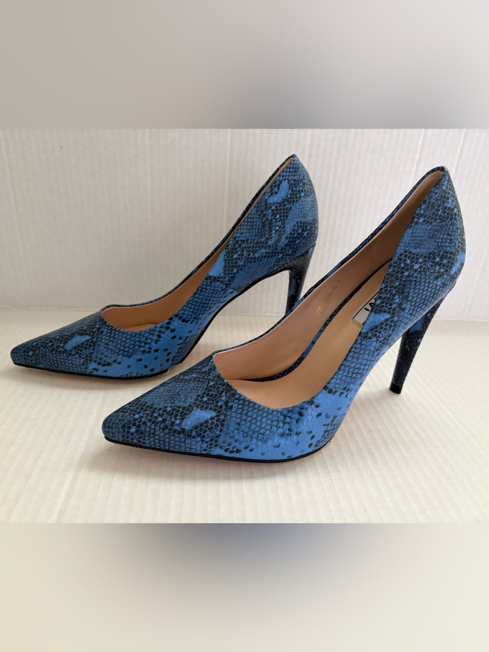 NWOB Viví Blue Snake-Print Pointed Toe High Heels in size 8 with 4” high heels.